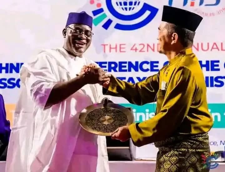 Muhammad Nami receiving an award at the 42nd Annual Technical Conference of CATA